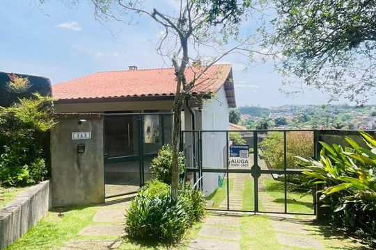 Fachada da casa com placa instalada de casa de condomínio para alugar com 6 quartos, 368m² em Parque Sao Paulo, Cotia