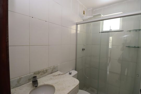 Banheiro de apartamento para alugar com 2 quartos, 80m² em Praia do Flamengo, Salvador