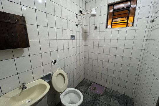 Banheiro de casa para alugar com 1 quarto, 30m² em Jaraguá, São Paulo