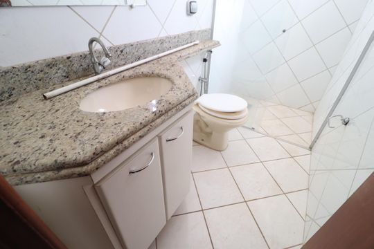 Banheiro do Quarto 3 de apartamento para alugar com 3 quartos, 100m² em Santa Mônica, Uberlândia