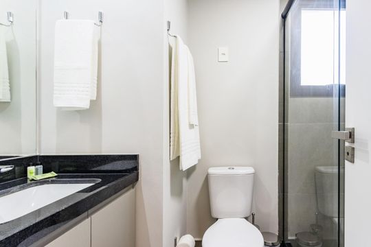 Banheiro de apartamento para alugar com 1 quarto, 26m² em Boa Vista, Porto Alegre