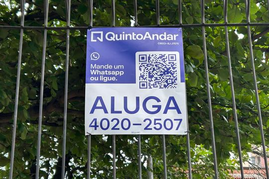 Fachada + placa de casa para alugar com 3 quartos, 150m² em Méier, Rio de Janeiro