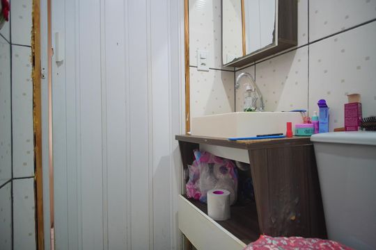 Banheiro Corredor de casa à venda com 2 quartos, 51m² em Mário Quintana, Porto Alegre
