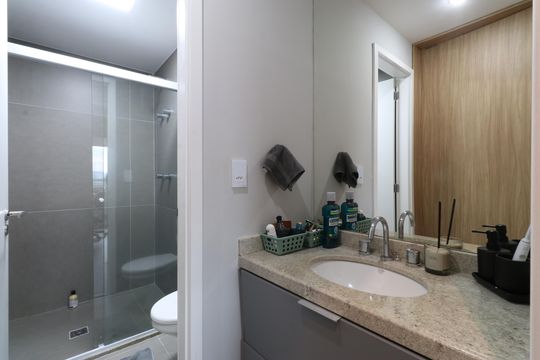 Banheiro de apartamento à venda com 1 quarto, 49m² em Parque Industrial Tomas Edson, São Paulo