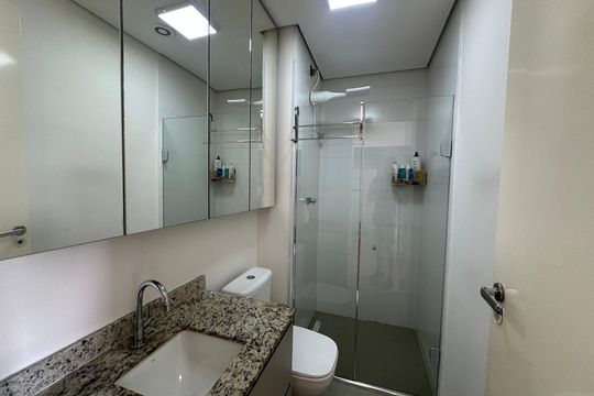 Banheiro de apartamento à venda com 1 quarto, 40m² em Empresarial 18 do Forte, Barueri