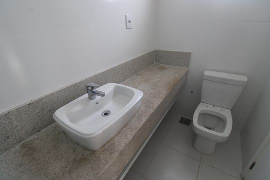 Banheiro da suíte 1 de casa de condomínio para alugar com 3 quartos, 127m² em Jacarepaguá, Rio de Janeiro