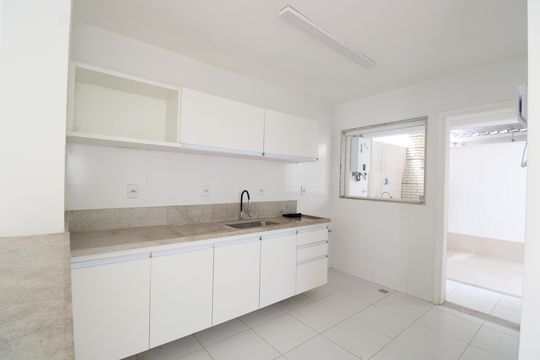 Cozinha de casa de condomínio para alugar com 3 quartos, 127m² em Jacarepaguá, Rio de Janeiro