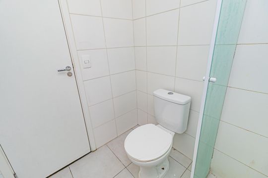 Banheiro de apartamento para alugar com 2 quartos, 42m² em Parque Maria Helena, São Paulo
