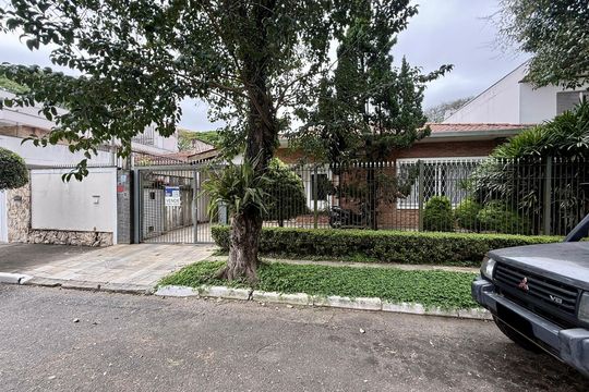 Fachada  de casa para alugar com 3 quartos, 500m² em Brooklin, São Paulo