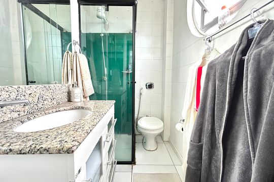 Banheiro suíte  de apartamento para alugar com 2 quartos, 80m² em Centro, Florianópolis