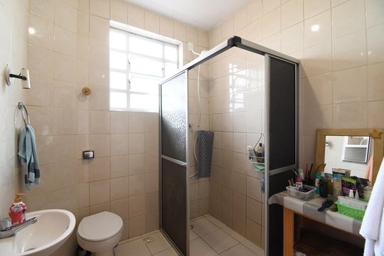 Banheiro de apartamento à venda com 2 quartos, 75m² em Centro, Curitiba