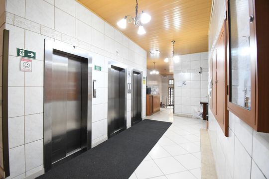 Hall de entrada de apartamento à venda com 2 quartos, 75m² em Centro, Curitiba