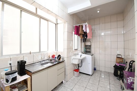 Cozinha e Área de Serviço de apartamento à venda com 2 quartos, 75m² em Centro, Curitiba