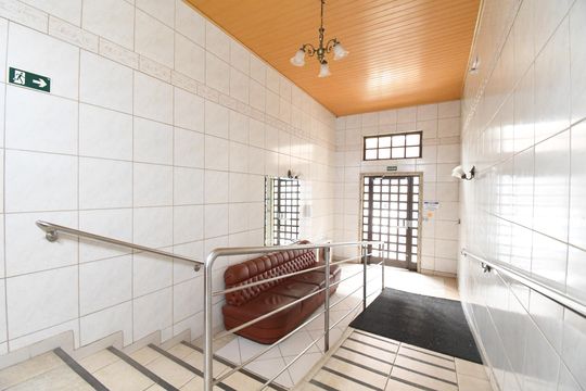 Hall de entrada de apartamento à venda com 2 quartos, 75m² em Centro, Curitiba
