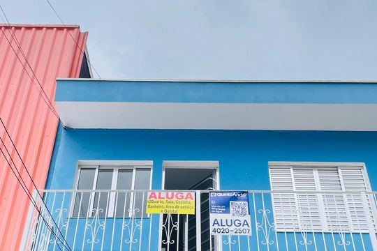 Fachada com placa de casa para alugar com 2 quartos, 63m² em Centro (caucaia do Alto), Cotia