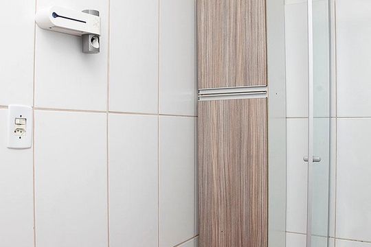 Banheiro de apartamento à venda com 1 quarto, 47m² em Centro Histórico, Porto Alegre