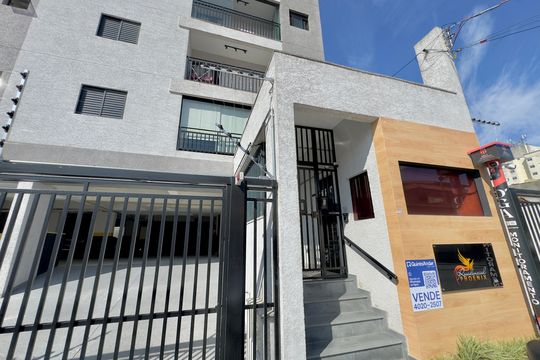Placa instalada na fachada do imóvel de apartamento à venda com 2 quartos, 57m² em Vila Maranduba, Guarulhos
