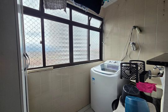 Área de serviço de apartamento para alugar com 2 quartos, 80m² em Vila Tupi, Praia Grande