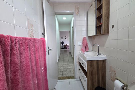 Banheiro de apartamento para alugar com 2 quartos, 80m² em Vila Tupi, Praia Grande