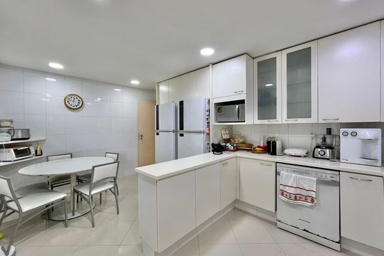 Cozinha de apartamento à venda com 4 quartos, 450m² em Barra da Tijuca, Rio de Janeiro