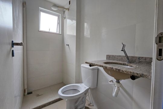 Banheiro de casa para alugar com 2 quartos, 70m² em Olinda, Nilópolis