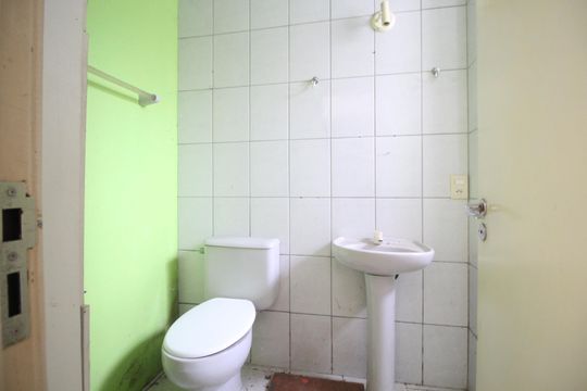 Banheiro de apartamento para alugar com 2 quartos, 52m² em Morro Santana, Porto Alegre