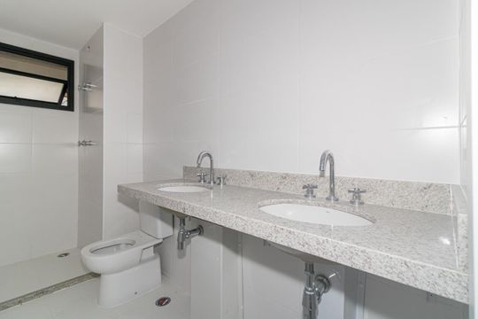 Banheiro da Suíte 1 de apartamento à venda com 3 quartos, 153m² em Indianópolis, São Paulo