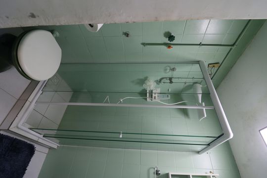 Banheiro de apartamento para alugar com 2 quartos, 90m² em Pitangueiras, Rio de Janeiro