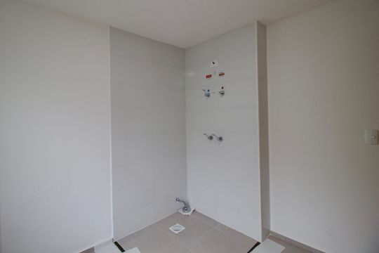 Banheiro de apartamento para alugar com 1 quarto, 35m² em Santa Cândida, Curitiba