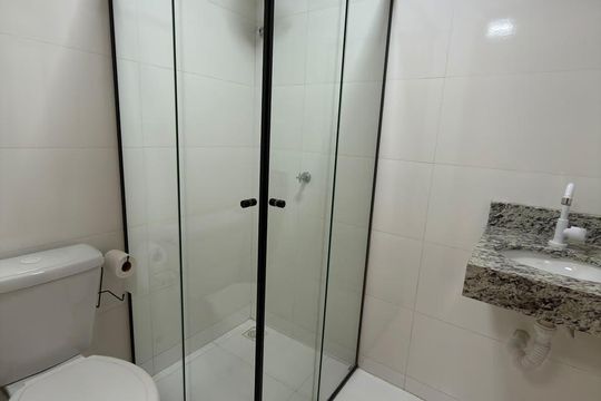 Banheiro Social de apartamento à venda com 2 quartos, 65m² em Colônia Agrícola Samambaia, Brasília