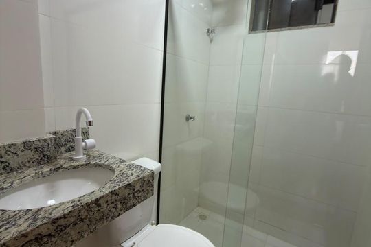 Banheiro Suíte de apartamento à venda com 2 quartos, 65m² em Colônia Agrícola Samambaia, Brasília
