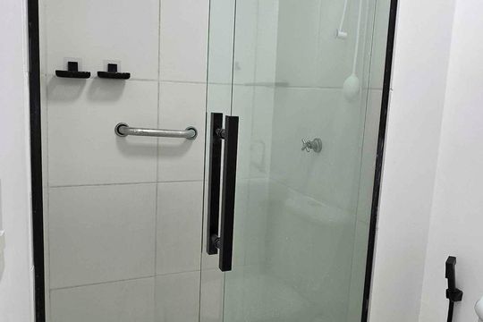 Banheiro de apartamento para alugar com 2 quartos, 47m² em Ayrosa, Osasco