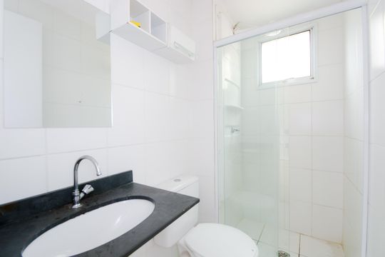 Banheiro de apartamento para alugar com 2 quartos, 42m² em Jardim Guilhermino, Guarulhos