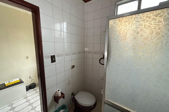 Banheiro da Suíte de casa para alugar com 2 quartos, 100m² em Jardim Sulacap, Rio de Janeiro