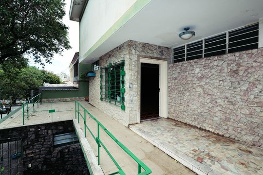 Fachada de casa à venda com 3 quartos, 296m² em Jardim da Gloria, São Paulo