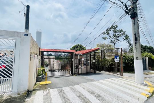 Fachada com placa de apartamento para alugar com 2 quartos, 49m² em Vila Sao Joaquim, Cotia