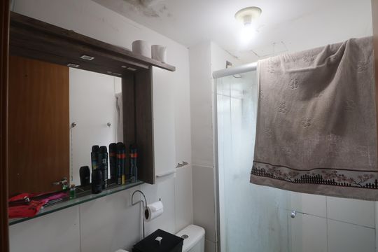 Banheiro de apartamento à venda com 2 quartos, 55m² em Igara, Canoas