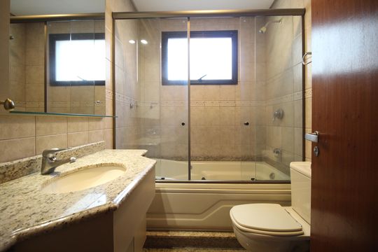 Banheiro da Suíte 1 de apartamento para alugar com 3 quartos, 127m² em Petrópolis, Porto Alegre