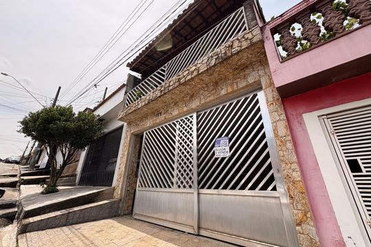 Fachada + plaquinha KQAP-450 de casa à venda com 4 quartos, 200m² em Jardim Santo Antonio de Padua, Santo André