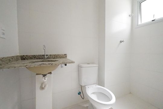 Banheiro de kitnet/studio para alugar com 1 quarto, 46m² em Aclimação, São Paulo