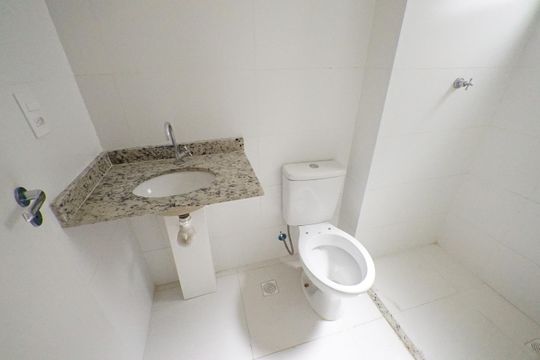 Banheiro de kitnet/studio para alugar com 1 quarto, 46m² em Aclimação, São Paulo