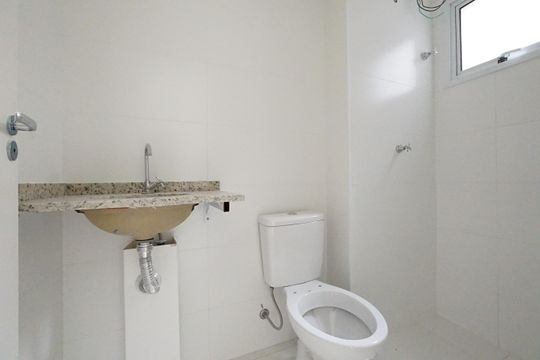 Banheiro de kitnet/studio para alugar com 1 quarto, 30m² em Aclimação, São Paulo