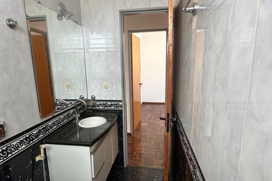 Banheiro  de apartamento à venda com 3 quartos, 57m² em Lagoinha, Belo Horizonte