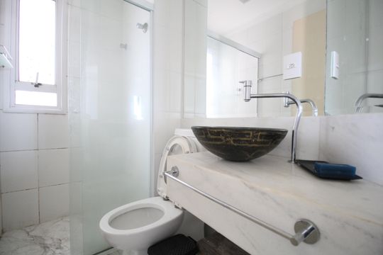 Banheiro de apartamento para alugar com 2 quartos, 52m² em Jardim Henriqueta, Taboão da Serra