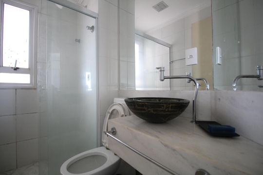 Banheiro de apartamento para alugar com 2 quartos, 52m² em Jardim Henriqueta, Taboão da Serra