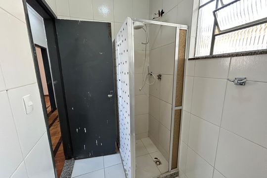 Banheiro de casa de condomínio para alugar com 2 quartos, 80m² em Praça Seca, Rio de Janeiro