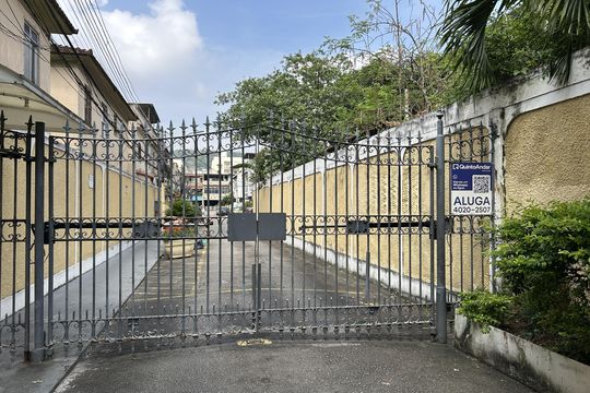 Fachada  de casa de condomínio para alugar com 2 quartos, 80m² em Praça Seca, Rio de Janeiro