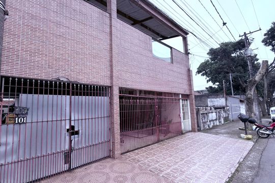 Fachada de casa à venda com 3 quartos, 656m² em Baeta Neves, São Bernardo do Campo
