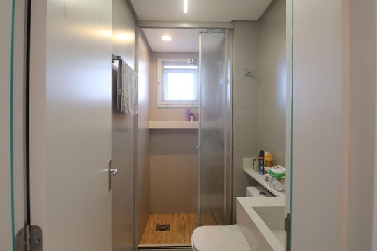 Banheiro de apartamento à venda com 2 quartos, 55m² em Centro, Canoas