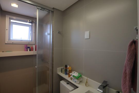 Banheiro de apartamento à venda com 2 quartos, 55m² em Centro, Canoas